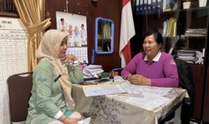 Kepala Sekolah SD N 012 Balikpapan Tengah, Pasti Ria Sitorus bersama Tenaga Sanitasi Puskesmas Karang Rejo, Herawati, Sabtu (22/11/2025). (Dok. Garvi.id)